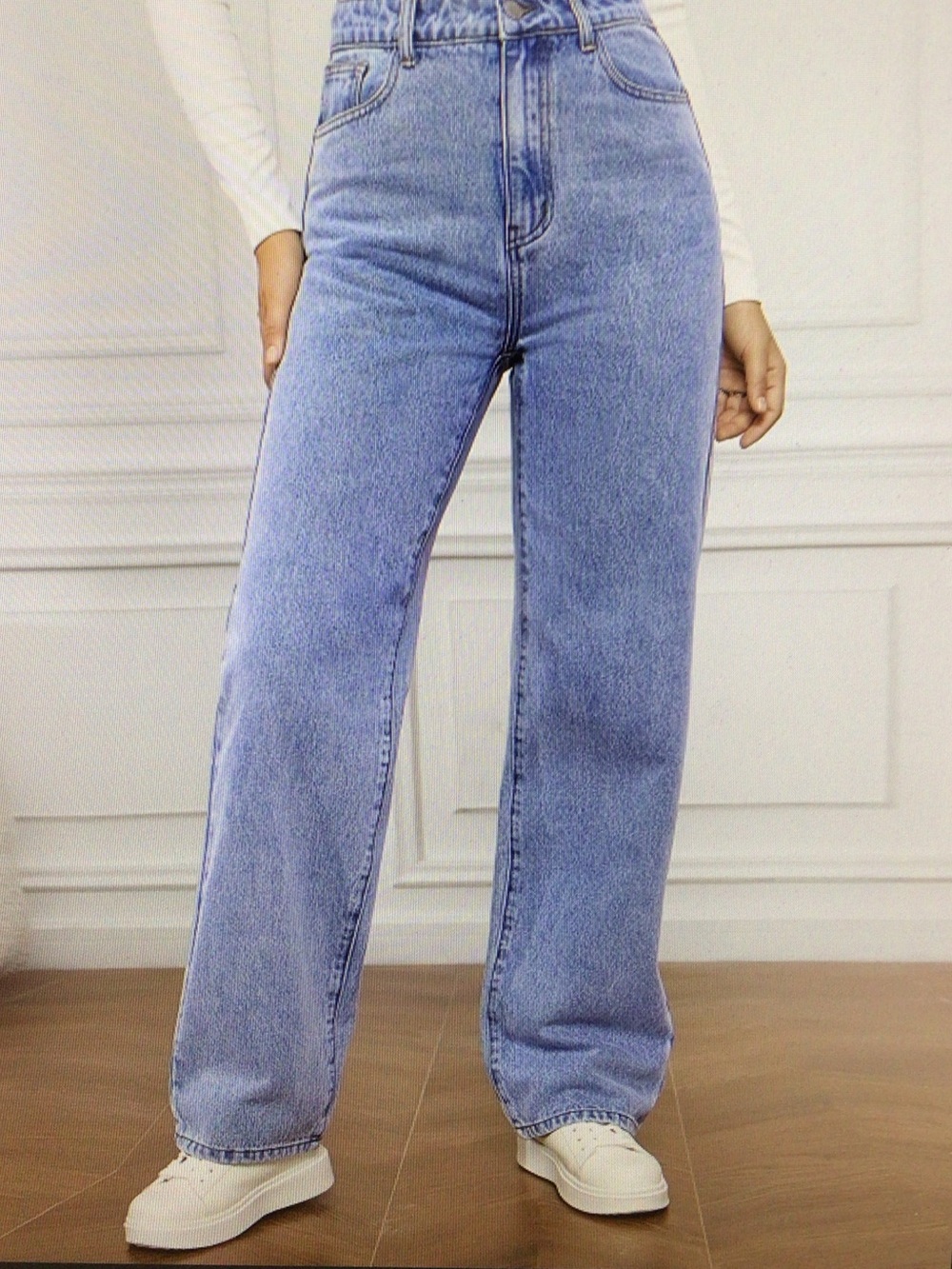 High-waisted slim-fitting women's jeans